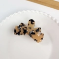 Tortoise shell acetate bow hair claw clip in beige leopard pattern on white plate - 7.6CM / Beige Tortoise Shell