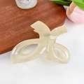 Eleganter beiger quadratischer Haarklammer mit gedrehtem Design auf Holztablett - Hellgelb (Twist-Stil) / 8.5cm