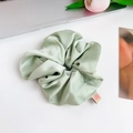 Elegante lichtgroene satijnen scrunchie met hartjeslabel in minimalistische stijl - Groot / Cyaan