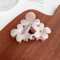 Pince à cheveux fleur en acétate rose avec strass sur surface en bois - Mauve Clair