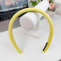 Cerchietto minimalista in tessuto giallo con etichetta fatta a mano su supporto - Giallo