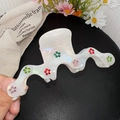 Irisierende Acetat-Haarklammer in Weiß mit bunten Blumen-Strasssteinen und Wellendesign - Kleiner Wellenstil