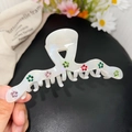 Irisierende cremefarbene Acetat-Haarklammer mit bunten Strassblumen-Details - Großer Wellenstil