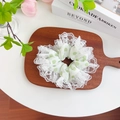 Chouchou en tissu blanc avec pois verts et bordure en dentelle délicate style - Chouchou en Dentelle
