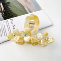 Pince à cheveux à trois pétales avec texture marbre et décoration en cristaux colorés - 7.3cm Jaune Crème