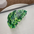 Pinza per capelli a foglia in acetato con texture marmorizzata verde su vassoio - verde oliva