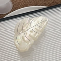 Pinza per capelli Monstera in acetato bianco perlato con venature grigie dettagliate - Bianco Sirena