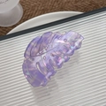 Elegante pinza per capelli a forma di foglia viola perlata su un vassoio bianco - Viola fantasma