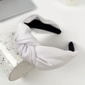 Cerchietto bianco con nodo in tessuto strutturato appeso a una tazza di ceramica - Bianco