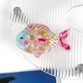 Kleurrijke goudvis haarklem van acetaat met roze geel en blauw mozaïekpatroon textuur - Blauwe Vis