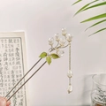 Épingle à cheveux élégante muguet avec bourgeons blancs et feuilles vertes dorées - Style Muguet à Gland (18CM)