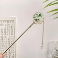 Pic à cheveux doré de style chinois avec feuille de bambou verte, glands et perles - Style Éventail Feuille de Bambou à Gland (19.5CM)