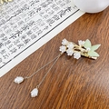 Épingle à cheveux dorée vintage avec fleurs blanches, feuilles vertes et glands en perles - Pince à Cheveux Muguet (7CM)