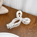 Haarklammer mit Polka Dots und Schleife in Creme-Beige auf Holzuntergrund - Weiß-Schleife