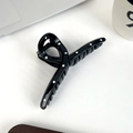 Minimalistische schwarze Haarklammer mit weißen Punkten für elegante Hochsteckfrisuren - Schwarz Gekreuzt