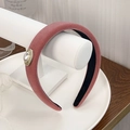 Elegante diadema de terciopelo rosa con perla blanca sintética y base tejida dorada - Rosa