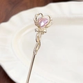 Épingle à cheveux cœur rose avec nœud argenté sur une assiette décorative - Pic à cheveux nœud
