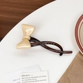 Haarklammer aus braunem Acetat mit cremefarbener Schleife für elegante Frisuren - Beige