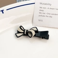 Barrette à cheveux avec nœud noir et blanc élégant et finition en acétate brillant - Nœud Croisé Beige