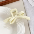 Elegante molletta a fiocco color crema con finitura lucida e scritte dorate - crema