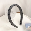 Graues Denim-Stirnband mit schwarzen Schleifen auf einem minimalistischen Display - Schmale Krempe-Schleife / Grau
