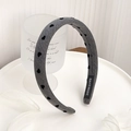 Graues Stoffstirnband mit schwarzem Herzmuster und Handmade-Etikett für Vintage-Stil - Schmale Krempe-Herz / Grau