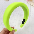 Cerchietto imbottito verde neon con finitura satinata ed etichetta artigianale - Verde Brillante