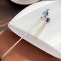 Eleganter silberner Haarstab mit blauem Wellen-Farbverlauf und langen Metallquasten - Blaue Glückswolke Quaste