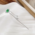 Forcina a U con motivi a nuvola d'argento, pietra verde e piccoli campanelli pendenti - Bastoncino per capelli con nappina