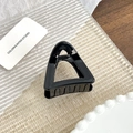 Molla per capelli triangolare nera lucida con design a intaglio su sfondo strutturato - Triangolo Traforato Nero