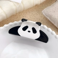 Simpatica molletta per capelli a forma di panda in acetato, design classico bianco e nero - Panda sdraiato