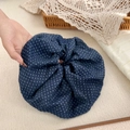 Oversized donkerblauwe scrunchie met witte stippen voor elegante vintage Koreaanse kapsels - Stippenstijl