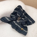 Scrunchie a righe nere con motivi bianchi e ciondolo a cuore dorato per capelli - Striscia Blu Notte
