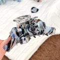 Pinza per capelli a rosa in acetato marmorizzato blu per acconciature eleganti - Blu Grigio Floreale