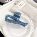 Pinza per capelli blu Morandi a pois rossi su un vassoio elegante in ceramica bianca - Blu Nebbia a Pois Rossi