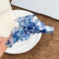 Pince à cheveux fleur rose en acétate bleu avec une texture marbrée élégante - Bleu