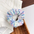 Scrunchie oversize in maglia boucle pastello con filati misti blu, rosa e giallo - Elastico Blu