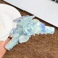 Pince à cheveux en acétate motif marbre bleu et blanc avec design de rose en 3D - Bleu clair