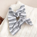 Eleganter weißer Scrunchie mit schwarzen Streifen und Schleife auf Strickstoff - Schleife Haargummi / Schwarz-weiße Streifen