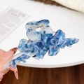 Pince à cheveux en acétate marbré bleu avec un design élégant de triple rose pour femme - Bleu Fleuri