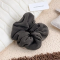 Elastico per capelli in pile grigio scuro morbido per donna su fondo a maglia - grigio scuro