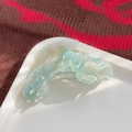 Elegant tulip claw clip in light green and pearl white acetate for women hair - Iridescent Cyan