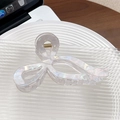 Elegante pinza para el pelo con lazo blanco perla y acabado iridiscente y dorado - Blanco Idiscente