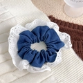 Balletstijl scrunchie van blauwe denim en wit kant voor haarstyling met bloemdetails - Donker Denim Blauw