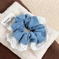 Lichtblauwe denim scrunchie met witte kant voor een elegante ballet-geïnspireerde look - Licht Denim Blauw