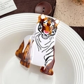 Pinza per capelli a forma di tigre in acetato tartarugato su piatto in ceramica bianca - Tigre Bianco Marrone