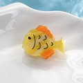 Mini haarklem van acetaat in de vorm van een vis, geel en oranje met een glanzende finish - Gele kleine vis