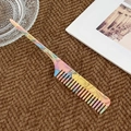 Peigne en acétate avec motif marbré coloré et long manche pour un coiffage précis - Multicolore