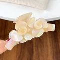 Elegante crèmekleurige acetaat haarklem met parelmoerachtig 3D rozenbloem ontwerp - Iriserend Geel