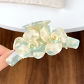 Elegante lichtgroene acetaat bloem haarklem met een gemarmerde harsafwerking - Bloemen Cyaan